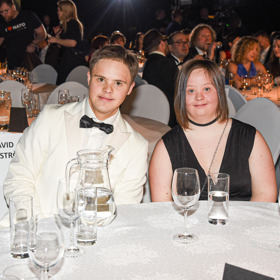 Majda může být na svého partnera právem hrdá. David je zkrátka filmová hvězda a ve společnosti jako doma. 