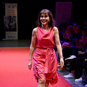 Charitativní přehlídky v rámci akce Každá jsme krásná se v roli modelek zúčastnila řada slavných českých žen. Nechyběla mezi nimi například Michaela Dolinová...