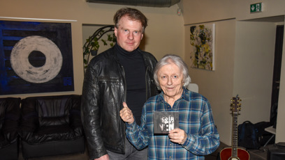 FOTO: Václav Neckář přišel podpořit druhé řadové album známého herce a muzikanta Petra Baťka.