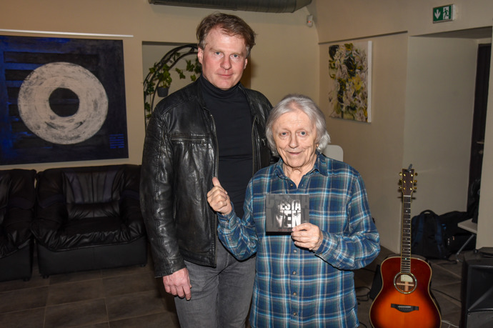 FOTO: Václav Neckář přišel podpořit druhé řadové album známého herce a muzikanta Petra Baťka. – stránka 8