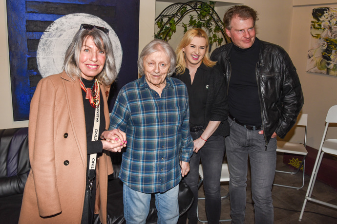 FOTO: Václav Neckář ve společnosti. – stránka 7