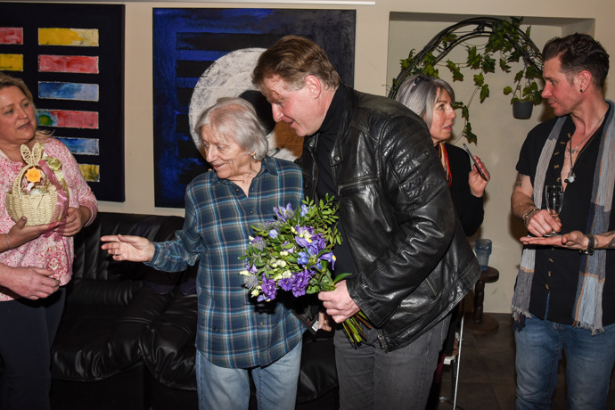 FOTO: Václav Neckář předal květinu a dárek. – stránka 9