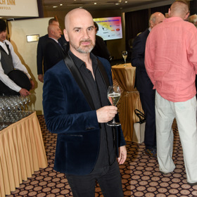 Zpěvák žertuje, že na manželské povinnosti doma potřebují diář. 