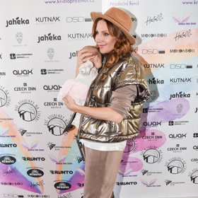 Zpěvačka oblékla světle hnědý komplet s metalickou vestou Louis Vuitton, vysokými hnědými kozačkami a hnědým kloboukem. 