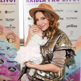 Olga Lounová dorazila s dcerou. 