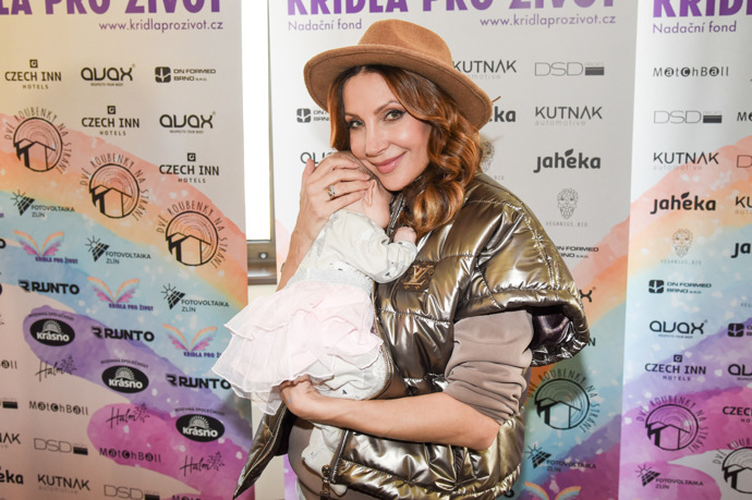 FOTO: Olga Lounová dorazila s dcerou. – stránka 3