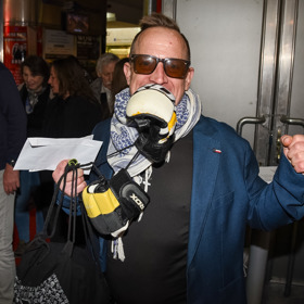 Do společnosti vyrazil rovnou z boxerského tréninku.