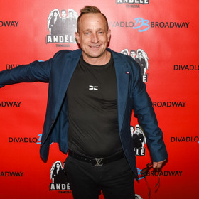 Na slavnostní večer plný hitů z devadesátých let dorazil ve velmi dobré náladě.