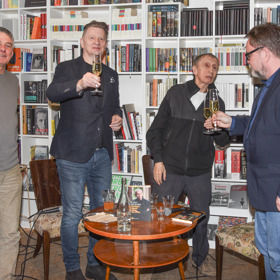 Ivan Kraus se svými hosty na křtu nové knihy.