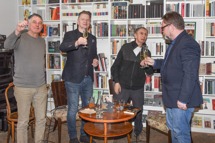 FOTO: Ivan Kraus se svými hosty na křtu nové knihy. – stránka 8