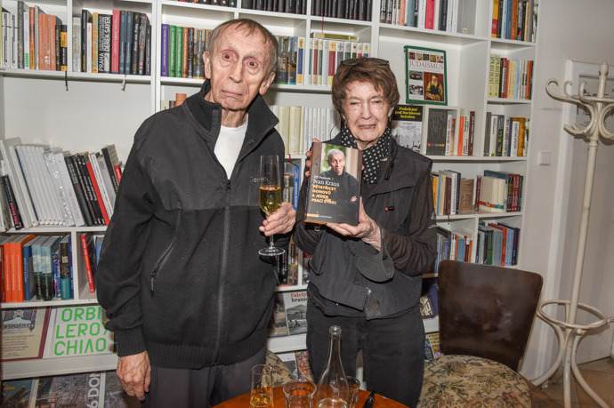 FOTO: Ivan Kraus na mkřtu své knihy. – stránka 10