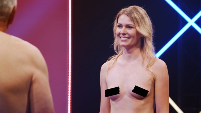 FOTO: Bývalá barmanka se před televizními kamerami netajila tím, že má slabost pro výrazně starší muže. – stránka 10