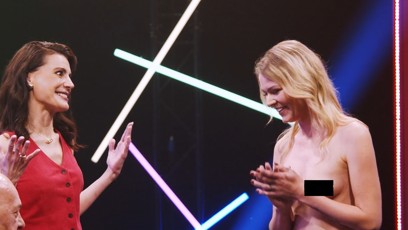 FOTO: Zaskočená Martina si prstýnek prozatím nechala na druhé ruce, ale odvážný krok jí usnadnil rozhodování.