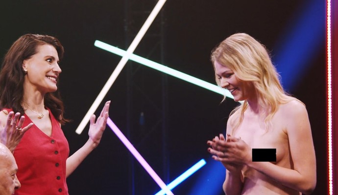 FOTO: Zaskočená Martina si prstýnek prozatím nechala na druhé ruce, ale odvážný krok jí usnadnil rozhodování. – stránka 9