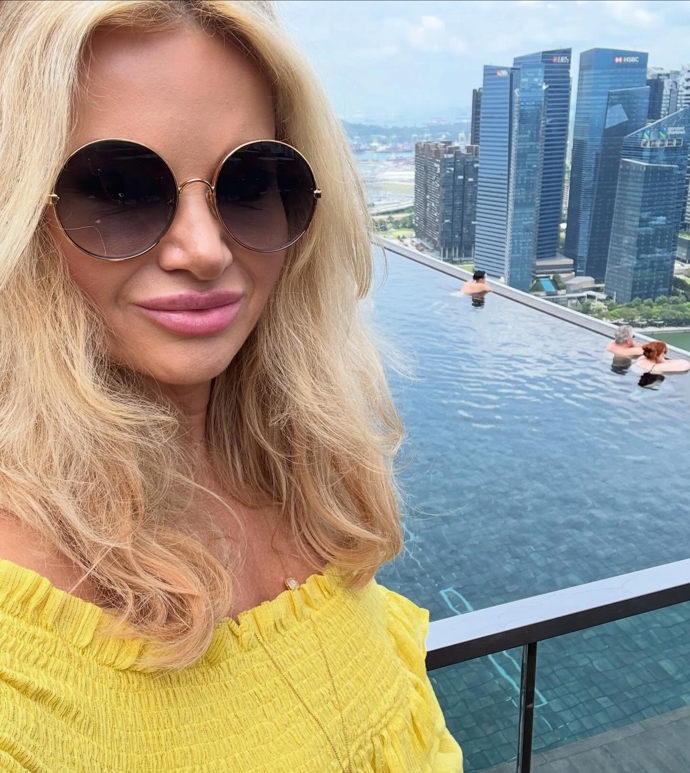 FOTO: Monika Babišová je v Singapuru, kam odletěla neplánovaně. – stránka 2