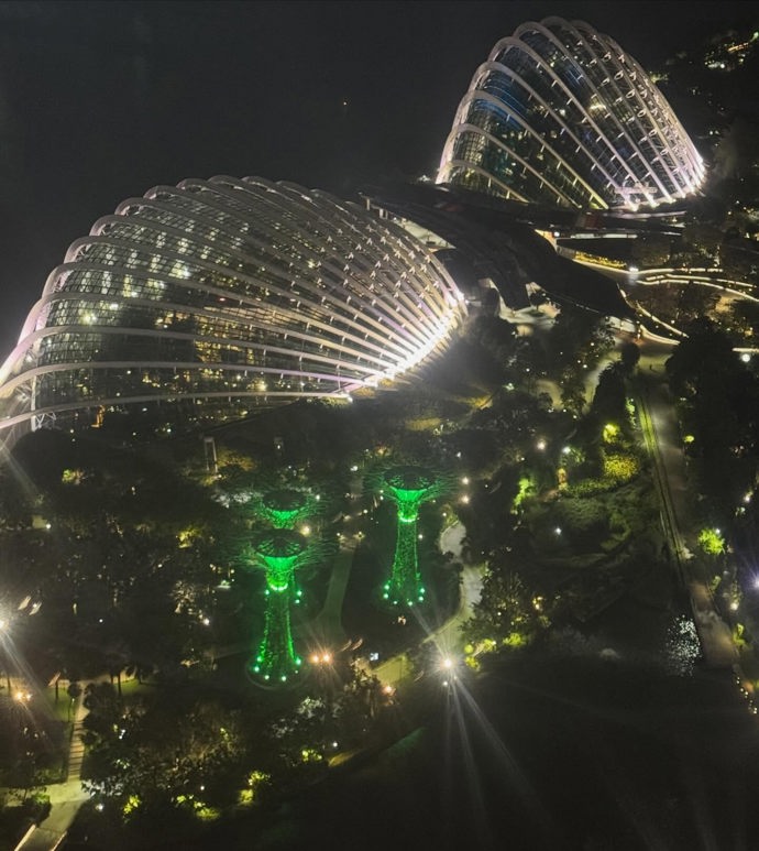 FOTO: Monika Babišová v Singapuru. – stránka 4