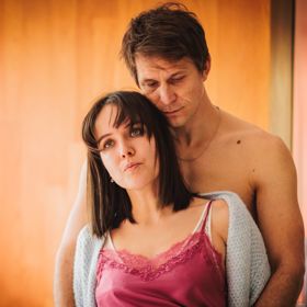 Šestidílná série s názvem Monyová bude brzy k vidění v televizi. Spisovatelku Simonu Monyovou ztvárnila herečka Tereza Ramba, jejího manžela herec Igor Orozovič.