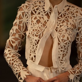 Značka se vyznačuje propojením tradičního řemesla s odvážným moderním přístupem.