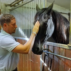 V novém seriálu O lidech a koních hraje Štěpán Benoni veterináře Tomáše Kučeru.