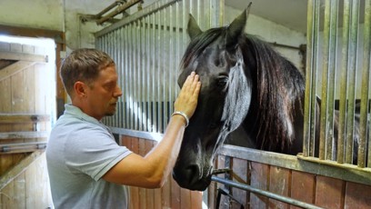 FOTO: V novém seriálu O lidech a koních hraje Štěpán Benoni veterináře Tomáše Kučeru.