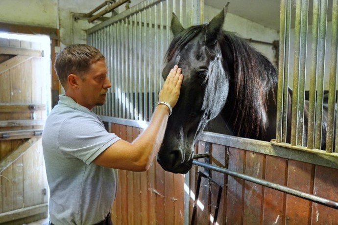 FOTO: V novém seriálu O lidech a koních hraje Štěpán Benoni veterináře Tomáše Kučeru. – stránka 1