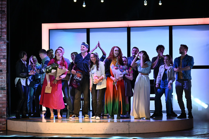 FOTO: Jan Kříž se s herci muzikálu Biograf láska radovali ze Zlaté desky. – stránka 10