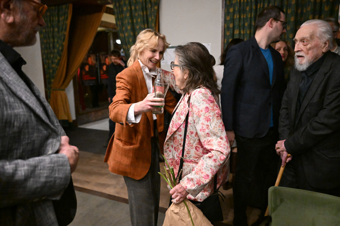 FOTO: Jana Plodková obejmula Zuzanu Kronerovou. – stránka 10