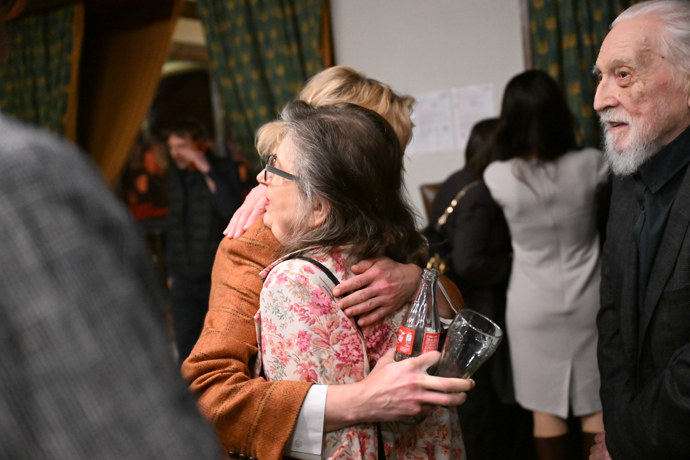 FOTO: Zuzana Kronerová v obětí s Janou Plodkovou. – stránka 9