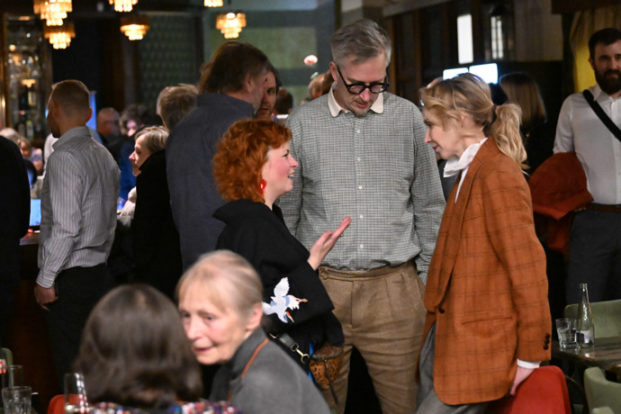 FOTO: Jana Plodková na slavnostní premiéře filmu Tanec s medvědem prohodila pár slov s kolegy a přáteli. – stránka 17