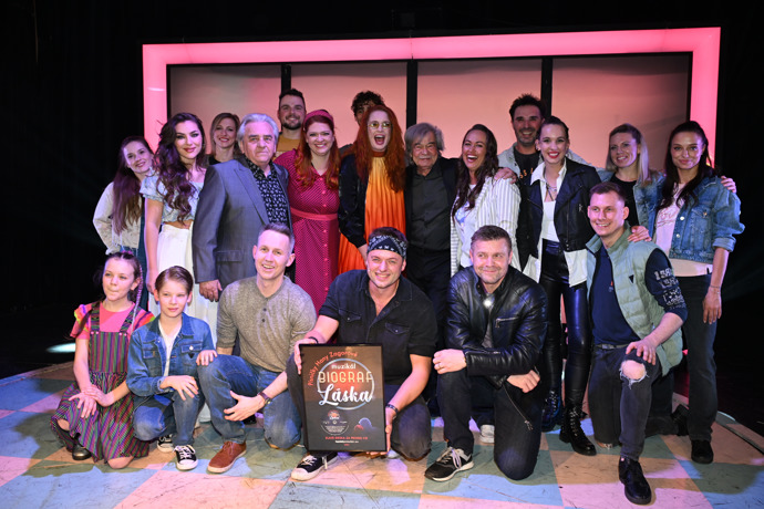 FOTO: Herci z muzikálu Biograf láska s písníčkami od Hany Zagorové získali Zlatou desku. – stránka 9