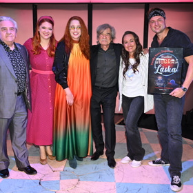 Petr Rezek a Vítězslav Hádl s herci muzikálu Biograf láska.