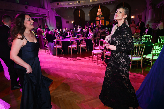 FOTO: Lela Ceterová to na plese rozjela. – stránka 78