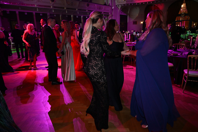 FOTO: Lela Ceterová to na plese rozjela. – stránka 76