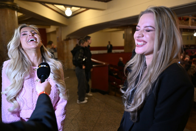 FOTO: Lela Ceterová se svou nejlepší kamarádkou v rozhovoru pro eXtra.cz. – stránka 37