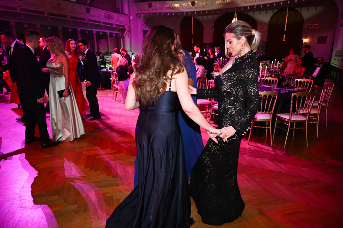 FOTO: Lela Ceterová to na plese rozjela. – stránka 66