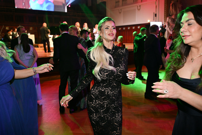 FOTO: Lela Ceterová to na plese rozjela. – stránka 75