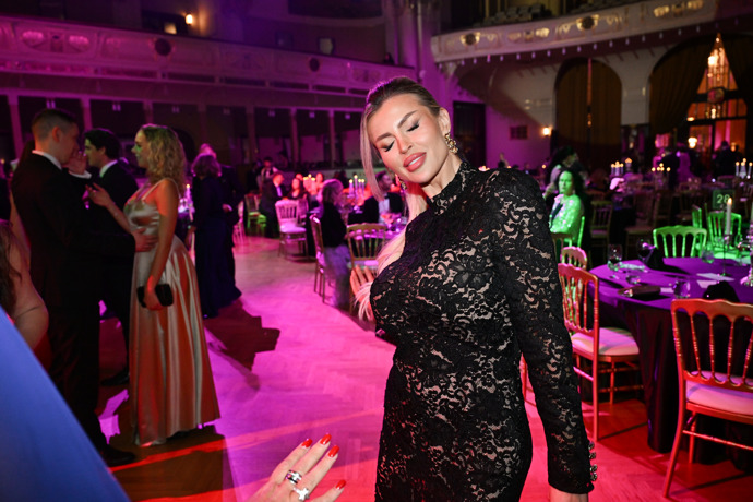 FOTO: Lela Ceterová si užívala večer. – stránka 44