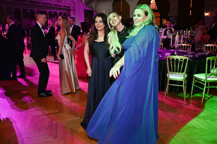 FOTO: Lela Ceterová to na plese rozjela. – stránka 73