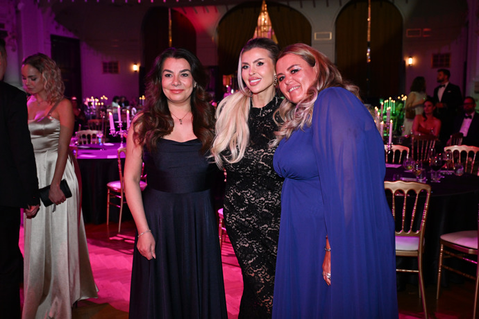 FOTO: Lela Ceterová to na plese rozjela. – stránka 64