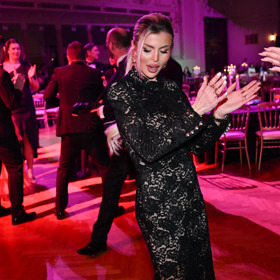 Lela Ceterová to na plese rozjela.