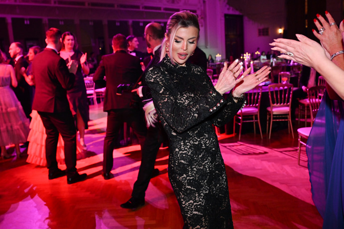 FOTO: Lela Ceterová to na plese rozjela. – stránka 70