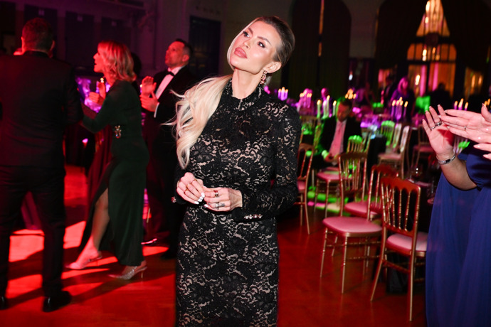 FOTO: Lela Ceterová to na plese rozjela. – stránka 62