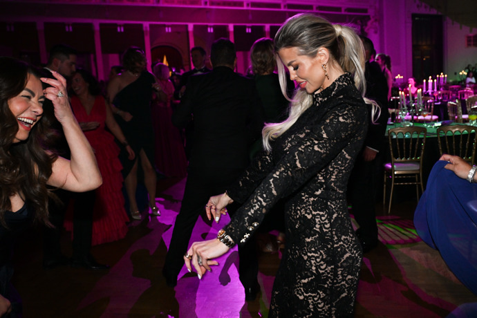 FOTO: Lela Ceterová to na plese rozjela. – stránka 69