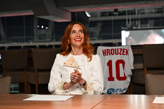 FOTO: Hana Vagnerová vedle dresu Luboše Hrouzka. – stránka 9