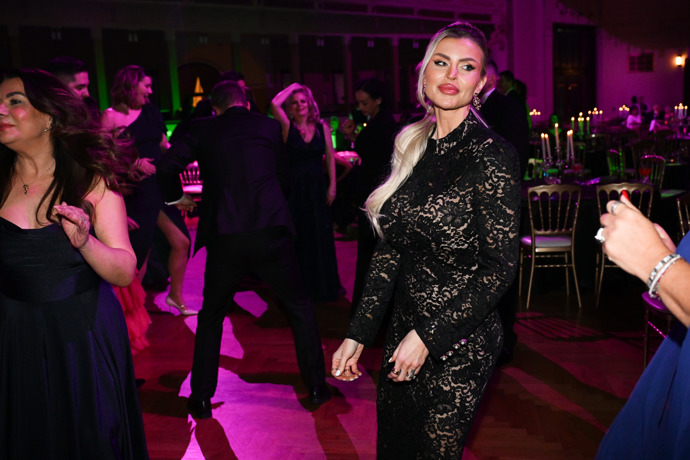 FOTO: Lela Ceterová to na plese rozjela. – stránka 68