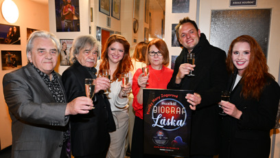 FOTO: Petr Rezek a Vítězslav Hádl si s tvůrci muzikálu přiťukli.