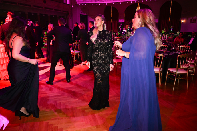 FOTO: Lela Ceterová to na plese rozjela. – stránka 60