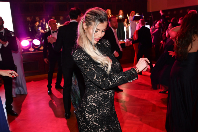 FOTO: Lela Ceterová to na plese rozjela. – stránka 59