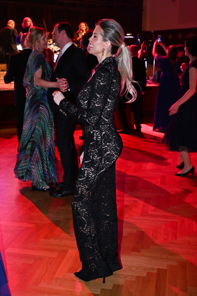 FOTO: Lela Ceterová to na plese rozjela. – stránka 57