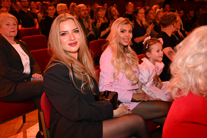 FOTO: Lela Ceterová se svou dcerou Lili a nejlepší kamarádkou. – stránka 36